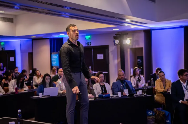 inovação e referência Guilherme Saraiva apresentando uma transmissão ao vivo